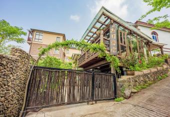 Guyue Inn has Balcony rooms