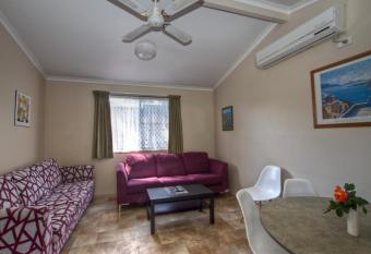 Twin Dolphins Holiday Park has rooms with a private hot tub