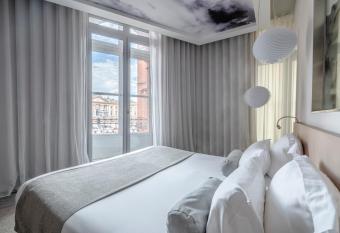 Le Grand Balcon Hotel allows 18 year olds to book a room