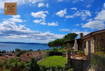 Villa Isotta has Balcony rooms