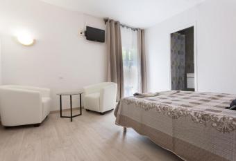 Hotel Aliz  a allows 18 year olds to book a room