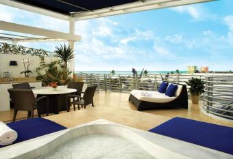 SoBe Ocean Drive Suites has rooms with a private hot tub