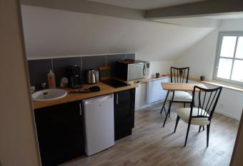 La compagnie du 19 allows 18 year olds to book a room