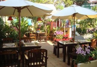 Thapae Gate Lodge has Balcony rooms