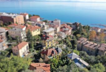 Apartment Dante Alighieri has rooms with a private hot tub