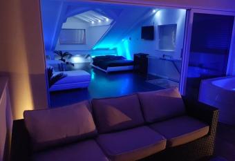 Penthouse Jacuzzi Apartments has Balcony rooms