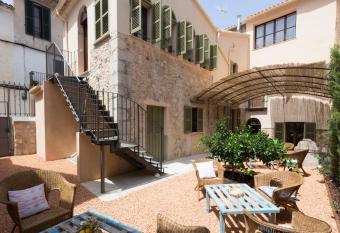 S  lleRooms GuestHouse allows 18 year olds to book a room