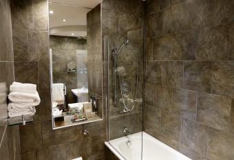 Nira Caledonia has rooms with a private hot tub