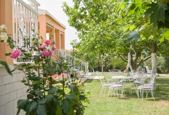 Villa Elaia Mare has Balcony rooms