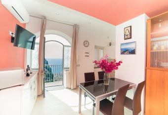 Il Paradiso sul Mare Apartment has Balcony rooms