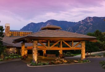 Cheyenne Mountain Resort has rooms with a private hot tub