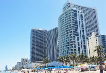 On The Beach - Lux 2 Bedroom Miami has Balcony rooms