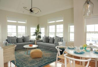 The Sea Breeze Inn has Balcony rooms