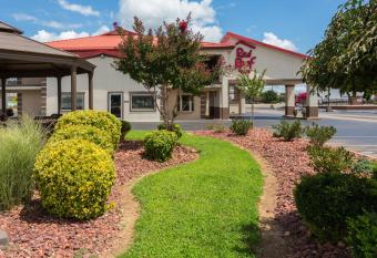 Red Roof Inn Bowling Green allows 18 year olds to book a room