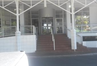 Sunset 786 Holiday Accommodation allows 18 year olds to book a room