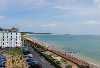 Beaconsfield Holiday Apartments has Balcony rooms