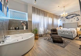 Prima Luce Downtown - MAG Quaint & Elegant Boutique Hotels allows 18 year olds to book a room