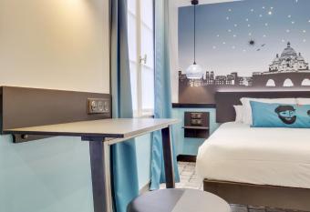 H  tel Lucien & Marinette has rooms with a private hot tub