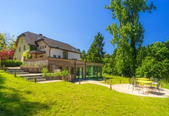 Espaces d Or has Balcony rooms