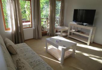 1 on Ross has Balcony rooms