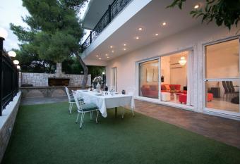 Aias Summer House has Balcony rooms