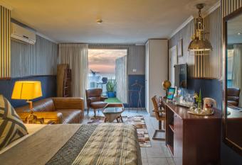 Dream Beach 98 Hotel And Spa has rooms with a private hot tub