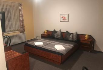 Dos Gauchos has Smoking rooms