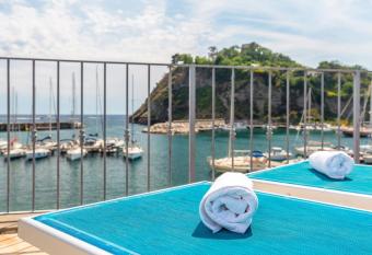 La finestra sul mare has Balcony rooms