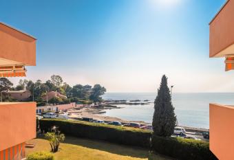 Apartment Boulouris has Smoking/Balcony rooms