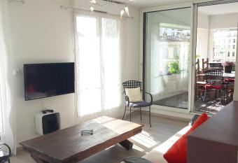 Le Phoc  en Appartement Terrasse Plein centre allows 18 year olds to book a room