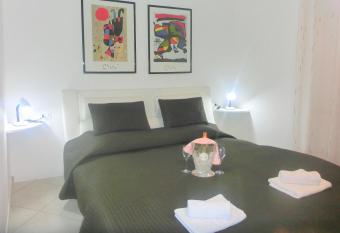 Red & Blu Apartments has Balcony rooms