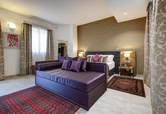 Palazzo Paolina Boutique Hotel has rooms with a private hot tub