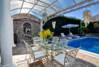 Golden Tiara has Balcony rooms