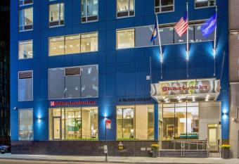 Hilton Garden Inn Nyc Financial Center/Manhattan Downtown has Balcony rooms