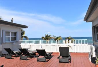 Golden Sand Oceanfront has Balcony rooms