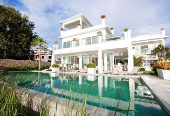 Villa 7th Heaven Beach Front has Balcony rooms