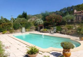 Studio avec piscine partagee jardin clos et wifi a Pierrefeu du Var has Balcony rooms