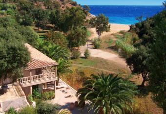 Le Clos des Sept Palmiers allows 18 year olds to book a room