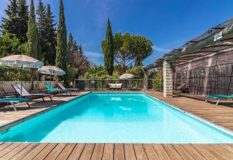 Jade En Provence allows 18 year olds to book a room