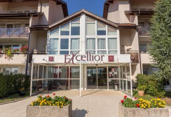 Adonis Excellior Grand Gen  ve has Balcony rooms