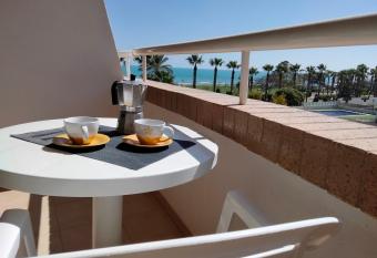 ACV- Acapulco IV-1   Linea Planta 2 Sur allows 18 year olds to book a room