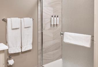 Fairfield Inn & Suites by Marriott Airdrie has rooms with a private hot tub