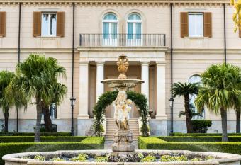 Villa Pulejo has Balcony rooms