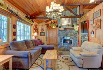 12 Deer Lane has rooms with a private hot tub