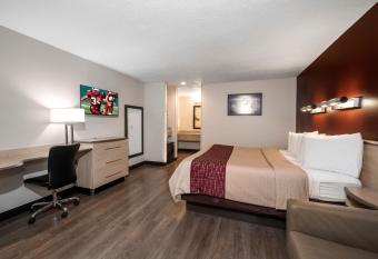 Red Roof Inn Indianapolis - Greenwood has rooms with a private hot tub