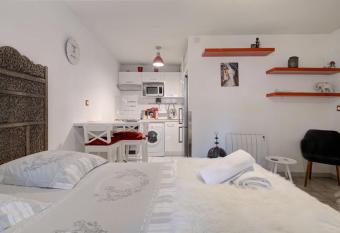 L Oasis studio proche h  pital et a  roport Piscine Parking &Netflix allows 18 year olds to book a room