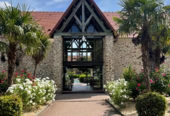 Hotel Les Suites - Domaine de Cr  cy has Balcony rooms