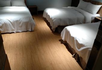              has rooms with a private hot tub