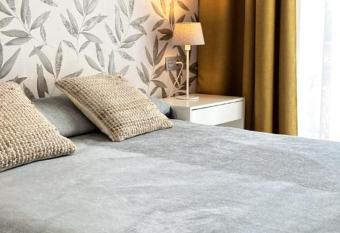 Las Am  ricas - Mares allows 18 year olds to book a room