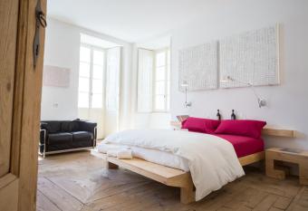 winebnb has Balcony rooms